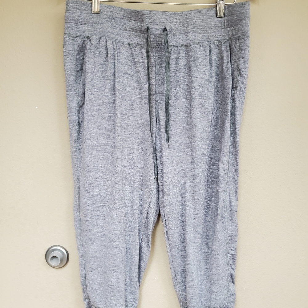 Danskin Now Banded Capri Pant